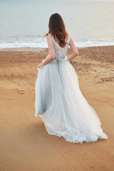 Novia Caminando Largo Costa Del Mar Usando Hermoso Vestido Novia —  Fotos de Stock