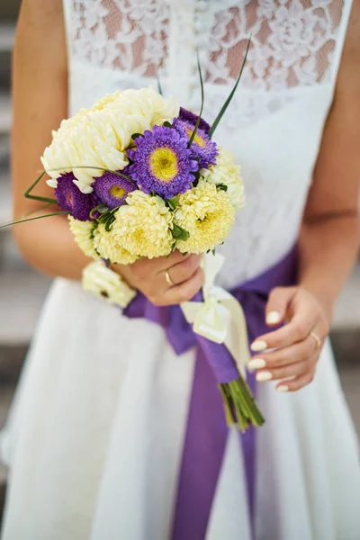 Jovem Noiva Bonita Vestido Branco Segurando Buquê Casamento Buquê Noiva — Fotografia de Stock