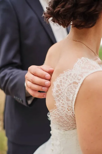 Mano Dello Sposo Sul Dorso Della Sposa — Foto Stock