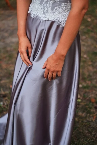 Mani Della Sposa Trovano Vestito Viola Seta Attesa Prima Del — Foto Stock