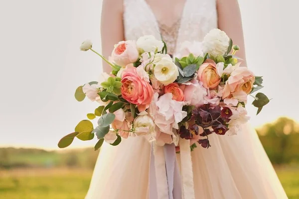 Noiva Segurando Buquê Casamento Cores Rosa Pastel — Fotografia de Stock