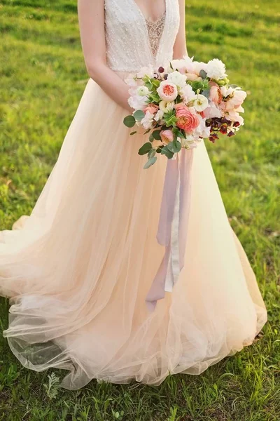 Noiva Segurando Buquê Casamento Cores Rosa Pastel — Fotografia de Stock