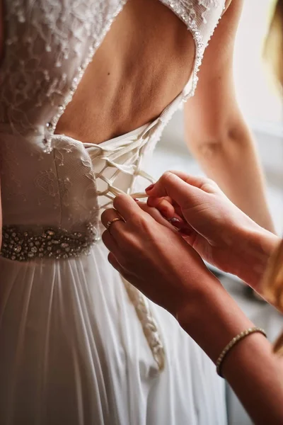 Abito Sposa Primo Piano Mani Annodate Corsetto Sposa Del Mattino — Foto Stock