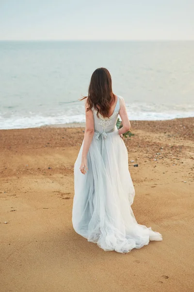 Novia Caminando Largo Costa Del Mar Usando Hermoso Vestido Novia —  Fotos de Stock