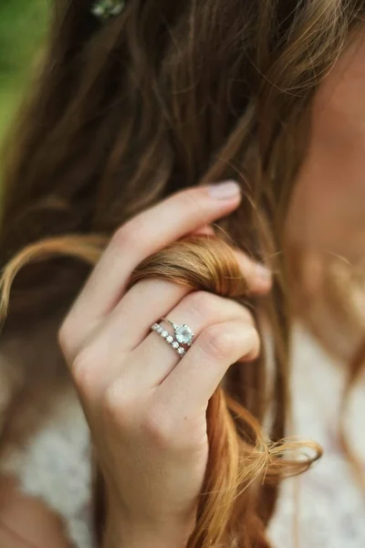 Tema Casamento Mão Noiva Toca Cabelo Mão Anel Casamento — Fotografia de Stock