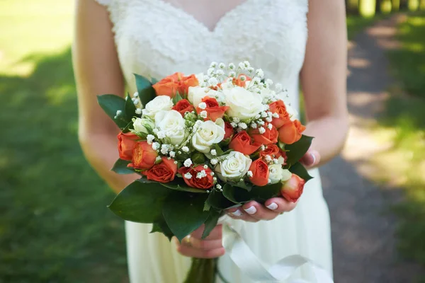 Noiva Detém Buquê Rosas Laranja — Fotografia de Stock