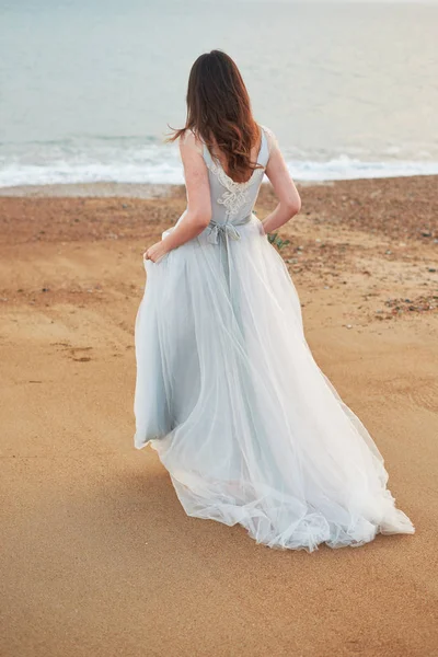 Güzel Düğün Elbisesi Giyen Deniz Kıyısında Yürüyen Gelin - Stok İmaj