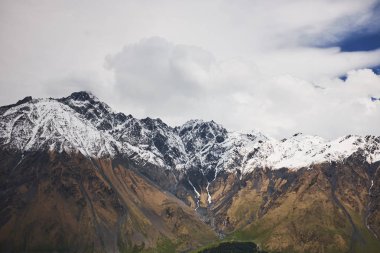 Manzara bir vadinin dağlar karla kaplı tepeler ile bir dağ Vadisi dağ zirveleri, Georgia, Caucasus