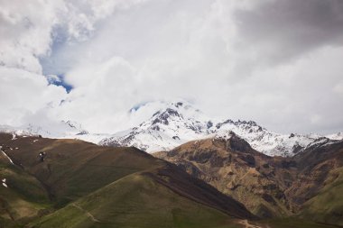 Gürcistan'daki Kazbek dağının sonbahar görünümü. güzel dağ manzarası