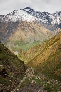 Manzara bir vadinin dağlar karla kaplı tepeler ile bir dağ Vadisi dağ zirveleri, Georgia, Caucasus