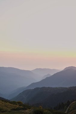Bahar dağ manzarası. Resort Krasnaya Polyana kırmızı çayır. Rusya.