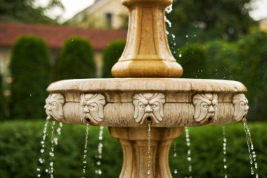 Bahçe düşen damlalar antika küçük şelale