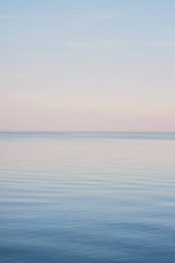 Mavi gökyüzü manzara denizin üzerinde geç kışın yayılan bulutlar olmadan