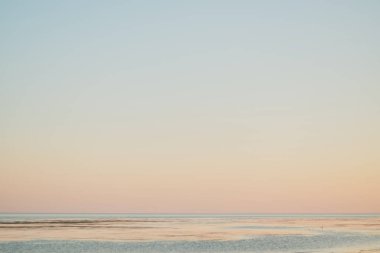 Mavi gökyüzü manzara denizin üzerinde geç kışın yayılan bulutlar olmadan