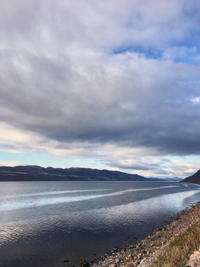 Göl bahar suya yansıyan. Mavi su. Göl Dağları arasında