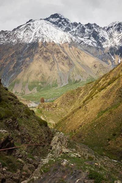 Vuoristolaakson Maisema Lumihuippuiset Vuoret Vuorenhuiput Georgia Kaukasus — kuvapankkivalokuva