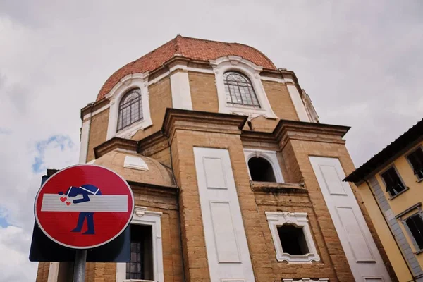 Komik yol işaretleri, Florence, İtalya-Mart 30, 2018: Floransa sokaklarında Hayır giriş ve çıkmaz sokak işaretleri yerel sanatçı canlı ve eğlenceli çizimler tarafından animasyon