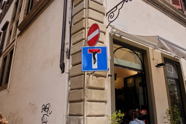 Komik yol işaretleri, Florence, İtalya-Mart 30, 2018: Floransa sokaklarında Hayır giriş ve çıkmaz sokak işaretleri yerel sanatçı canlı ve eğlenceli çizimler tarafından animasyon
