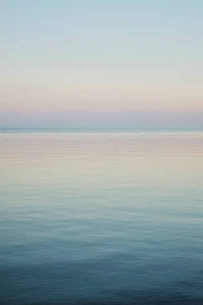 Mavi Gökyüzü Manzara Denizin Üzerinde Geç Kışın Yayılan Bulutlar Olmadan — Stok fotoğraf