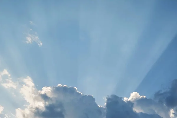 Kék Nap Sugarai Felhők Mögül Stock Kép