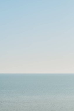 Mavi gökyüzü manzara denizin üzerinde geç kışın yayılan bulutlar olmadan