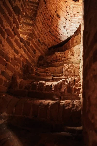 Σπειροειδής Σκάλα Στον Πύργο Κουδουνιών Κόκκινο Τούβλο Παλιά Εκκλησία Καταστράφηκε — Φωτογραφία Αρχείου