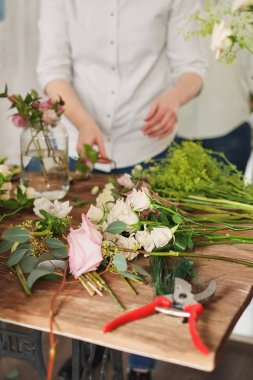 düğün buketi Çiçekçi elinde toplamak. iş yerinde çiçekçi