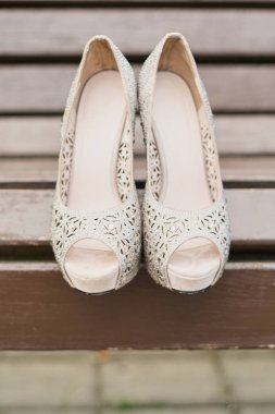 Önü açık ve rhinestones ile şık düğün ayakkabı