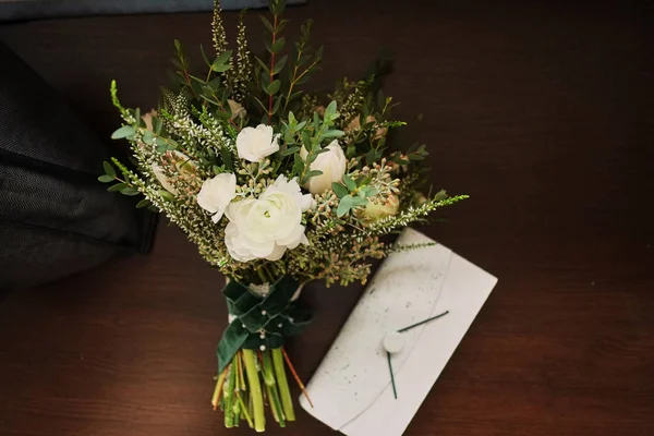 Bel Bouquet Sposa Trova Uno Sfondo Legno Una Frizione Bianca — Foto Stock