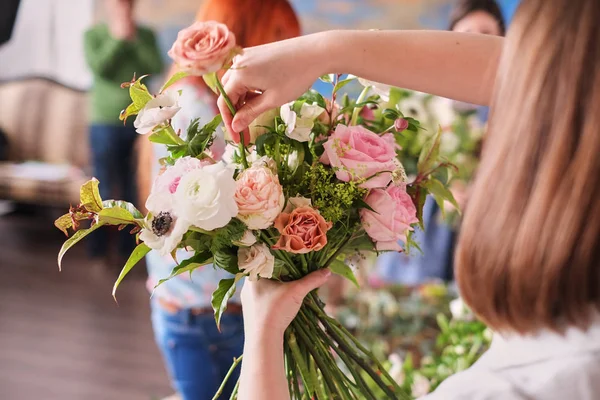Руки Флориста Собирают Свадебный Букет Флорист Работой — стоковое фото