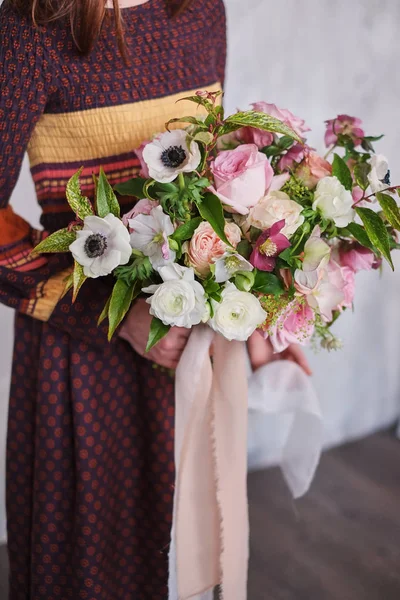 Jeune Fleuriste Femelle Tenant Bouquet Floral Fraîchement Fait Oeillets Pastels — Photo