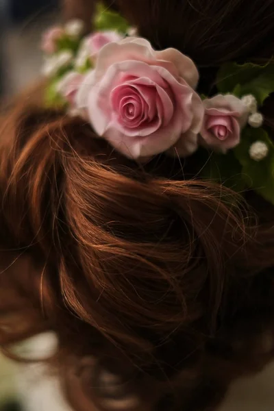 Roses Roses Dans Les Cheveux Mariée Style Mariage Gros Plan — Photo