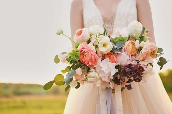 Noiva Segurando Buquê Casamento Cores Rosa Pastel — Fotografia de Stock