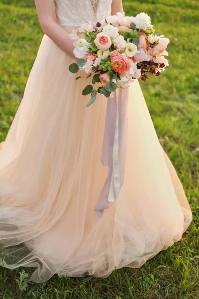Noiva Segurando Buquê Casamento Cores Rosa Pastel — Fotografia de Stock