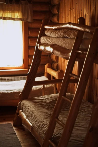 Etagenbetten Aus Holz Einem Hostel Hölzerne Zimmer Schummriges Licht — Stockfoto