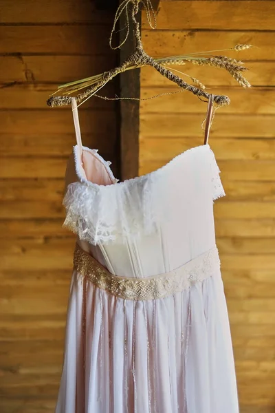 Robe Mariée Sur Crochet Sur Une Couverture Bois — Photo