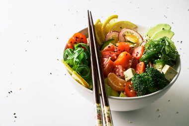 beyaz zemin üzerine somon islated ile poke kase. yan görünüm