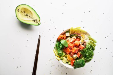 beyaz zemin üzerine somon islated ile poke kase. üstten görünüm