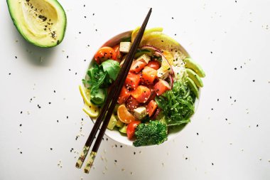 beyaz zemin üzerine somon islated ile poke kase. üstten görünüm