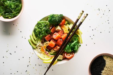 beyaz zemin üzerine somon islated ile poke kase. üstten görünüm