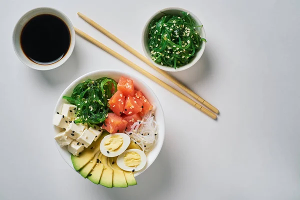 Porren Kom Met Zalm Avocado Rijst Chuka Salade Zoete Uien — Stockfoto