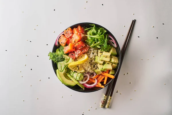 Poke Kom Met Zalm Islated Witte Achtergrond Bovenaanzicht — Stockfoto