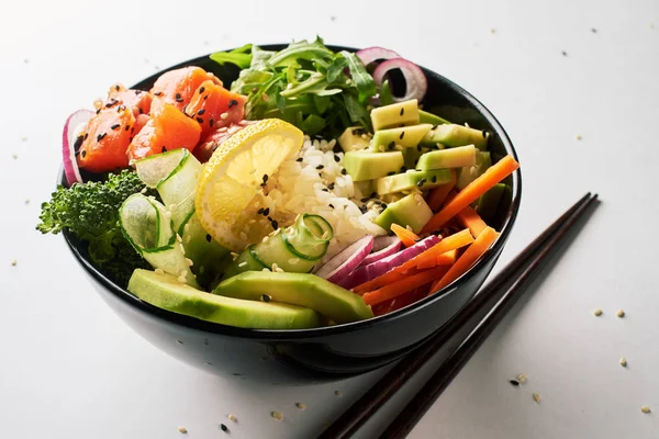 Poke Kom Met Zalm Islated Witte Achtergrond Zijaanzicht — Stockfoto