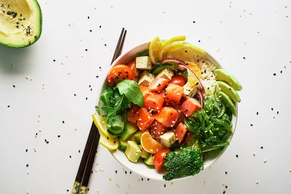 Poke Kom Met Zalm Islated Witte Achtergrond Bovenaanzicht — Stockfoto