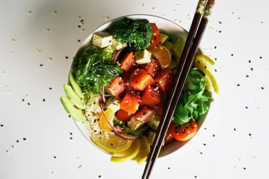 beyaz zemin üzerine somon islated ile poke kase. üstten görünüm