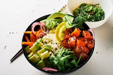 beyaz zemin üzerine somon islated ile poke kase. üstten görünüm