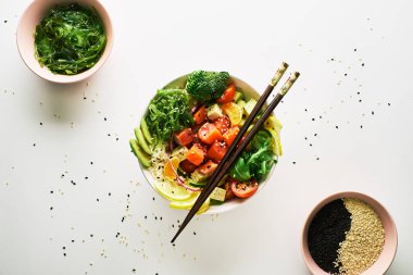 beyaz zemin üzerine somon islated ile poke kase. üstten görünüm