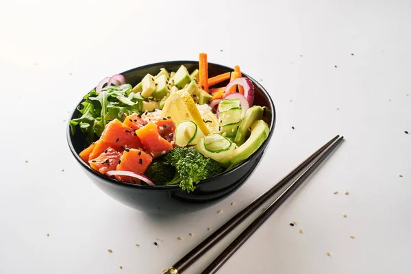 Poke Kom Met Zalm Islated Witte Achtergrond Zijaanzicht — Stockfoto