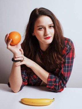 Turuncu gülümseyen kız kameraya stüdyo beyaz arka plan görünüyor