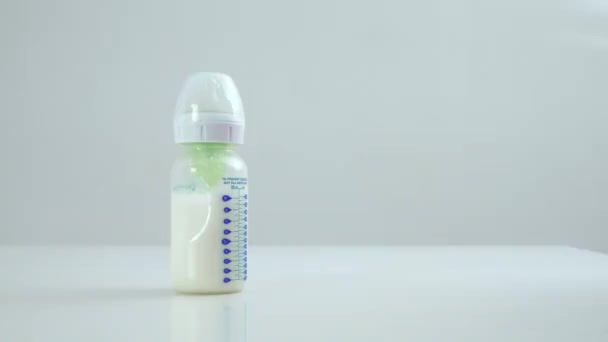 Dłonie Matki Dziewczynki Mierzą Temperaturę Mleka Butelce Dla Dziecka Bezdotykowym — Wideo stockowe